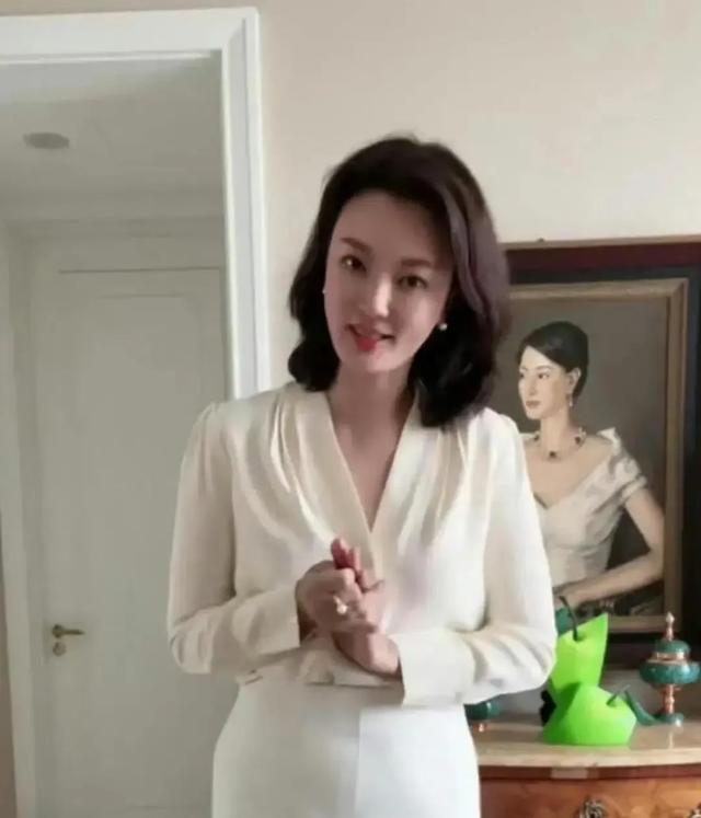 怪不得都叫她人间尤物，这是当年最美央视春晚主持人刘芳菲
