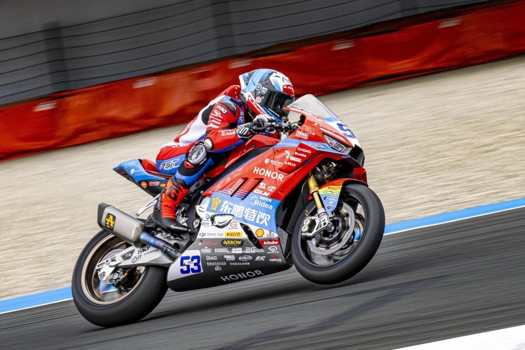 博万体育app下载-WSBK匈牙利站首回合正赛，张雪机车车手再夺冠！